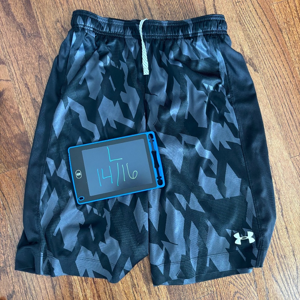 Boys Under Armour Shorts Size 14/16 Large